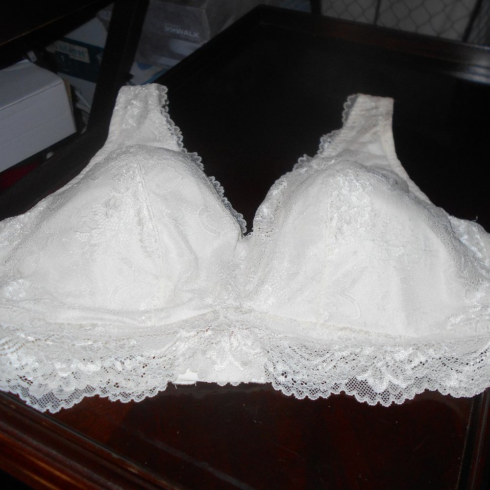 Women's size 3x white padded lace coverall Bra from Secret Treasures
